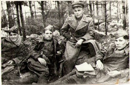 14 апреля 1945 г.накануне последней артподготовки перед штурмом Берлина.( отец слева крайний )