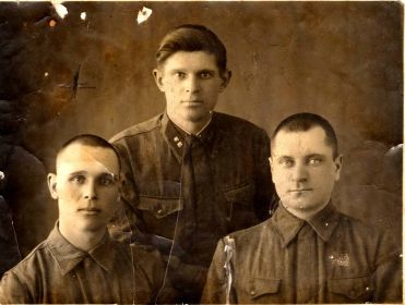 Дед (крайний слева) и боевые друзья.