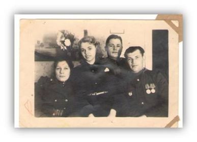 Санинструктор Колтунова Т.Я. с однополчанами 1943 год