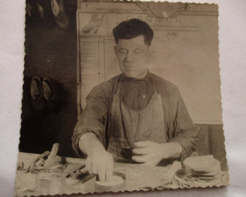 Отец за работой в мастерской. 1950 год.