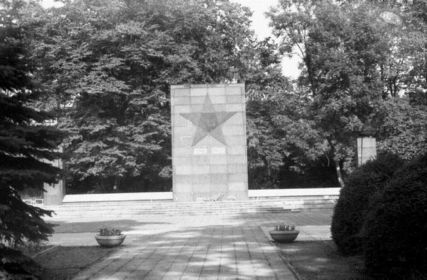 1966г. г.Пренцлау Братская могила.