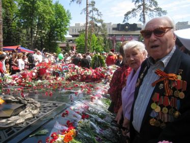 НАГРАДЫ:  Орден Великой Отечественной Войны  Ордена и медали к юбилеям победы, трудовым победам.  Все награды никогда не помешались на две полы пиджака