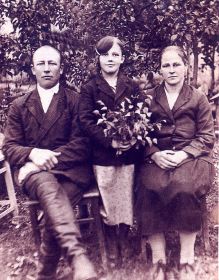 С семьей,женой Фаиной,дочерью Оксаной.приблизительно 1938-39 год