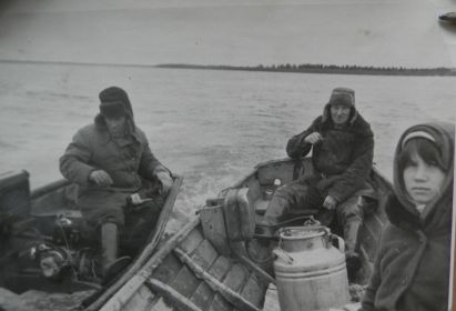 На рыбалке в Щелино. Слева направо: Никанор Иванович, Михаил Петрович, дочь Никанора Ивановича