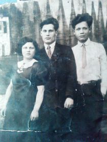 Николай( третий слева) с сестрой и ее мужем в 1941г.