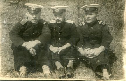 Трифронтовых товарища, крайний справа Березовский Иван Ефимович.