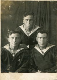 Три фронтовых товарища, слева внизу главстаршина Березовский Иван Ефимович