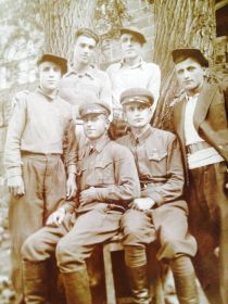 второй справа на стуле, с этими ребятами из родного города шел на войну, в живым вернулся только мой дед...