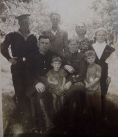 Дедушка и бабушка со своей семьей 1952 год