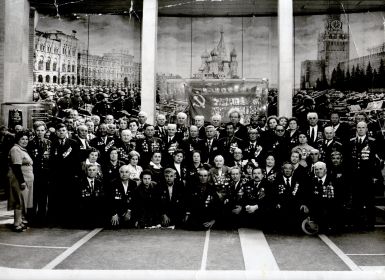 Встреча с однополчанами 193-й четырежды орденоносной дивизии через 40 лет в г. Москве. Мой отец сидит в самом первом ряду, справа, второй, с шляпой в руках..