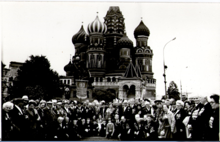 Встреча с однополчанами 193-й четырежды орденоносной дивизии через 40 лет в г. Москве. Мой отец держит в руках знамя дивизии.