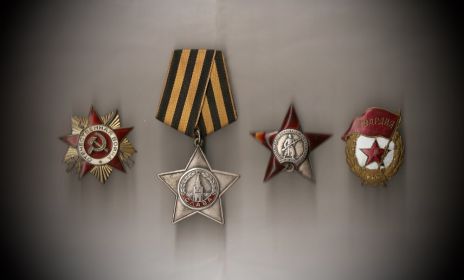 Ордена и гвардейский знак.