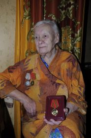 Маргарита Ивановна с юбилейной медалью