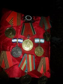 Медали дедушки и бабушки, которые сохранились и свято хранятся в семейном архиве