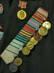 Медали (утеряна "Оборона Севастополя", лента 3 слева)