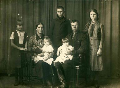 родился в 1899 г. в Полтавской губернии. С 1936 г. проживал в г. Тамбове. До войны работал техником, прорабом управления дорожно-мостового строительства Тамбовского горкомхоза. 15 апреля 1942 г. мобилизован в РККА. Экстерном окончил курс военной подготовк