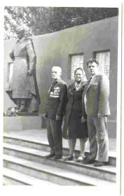 У памятника погибшим.А.Богданов с женой и Ф.Надеждин