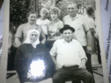 С семьёй в послевоенное время.