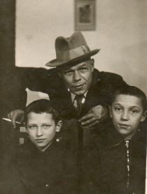 Павел Семенович с единственным сыном Вилем (слева), который погиб в бою.
