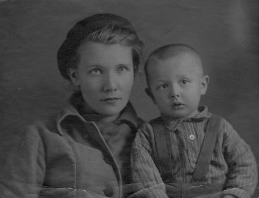 Жена Вера с сыном Мишей, 1939 год.
