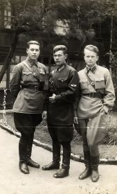 Накануне войны в начале июня 1941 г Дедушка справа