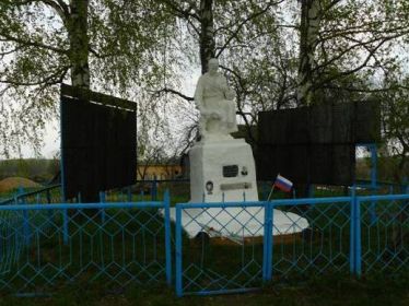 Обелиск на братской могиле деда в Смоленской области. Фотография сделана правнуком Константином Соколовым