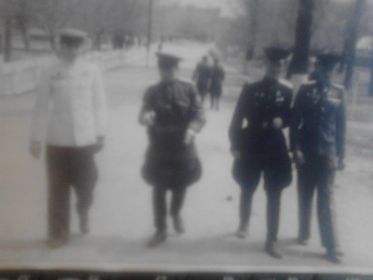 Группа офицеров, очевидно работники военкомата. Второй слева - Лапин И.Г. Краматорск, 1948г.