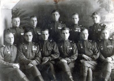 Аникин Иван Иванович в верхнем ряду 3й с лева