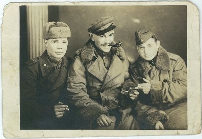 Иванов Владимир Васильевич (справа), Жучков Алексей Дмитриевич (в центре) с боевым товарищем
