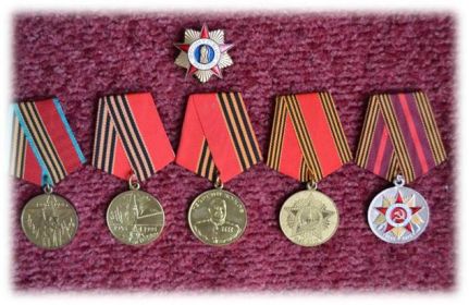 У дедушки есть значок ФРОНТОВИК, медаль маршала Георгия Жукова(были еще медали , но мои братья когда были маленькими брали играть их и потеряли… )