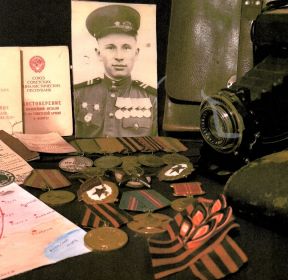 Дважды награжден Орденом Красной Звезды, Медалями за Отвагу и Мужество,  Медалью  за  взятие  Берлина,  Медалью  за освобождение Праги