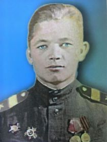 Награждён десятью орденами и медалями, удостоин  орденоном Славы всех трёх степеней.