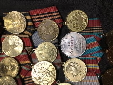 Медали:за отвагу,за взятие Берлина