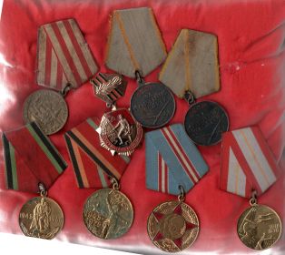 две медали «За боевые заслуги», медаль «За оборону Москвы»