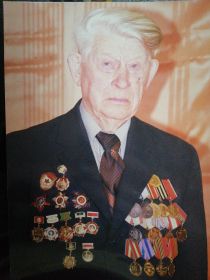 Орден Красной Звезды, Отечественной войны, 6 медалей и медаль за доблестный труд
