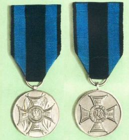 Серебряная медаль «Заслуженным на поле славы» ( польск. Medal Zasłużonym na Polu Chwały)  от 30. ? 1946 года