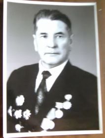 в 1941 в июне закончил Винницкое стрелковое пулеметное училище,воевал на северо-кавказском фронте,участвовал в боях на Дону,Кубани ,на Кавказе,четыре ранения,19...