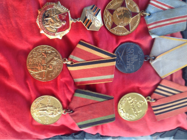 знак "Гвардия" и медали "За боевые заслуги" и "За взятие Берлина"
