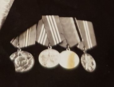 Медаль за отвагу и медаль за победу над Германией