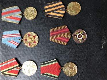 Медаль за Отвагу, медаль за взятие Варшавы,медаль за взятие Берлина и другие,всего 8 медалей!