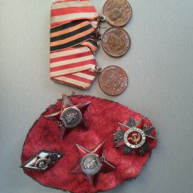 2 Ордена красной звезды, Орден Отечественной Войны 2 степени, медаль за боевые заслуги, медаль за нашу советскую родину, медаль за участие в героической обороне...