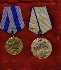 Две Медали за отвагу, За взятие Берлина, За взятие Праги