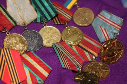 Медали За взятие Берлина, За боевые заслуги, За взятие Кенигсберга и другие