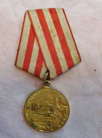 Награжден орденами ВОВ 1-ой и 2-ой степени и за оборону Москвы