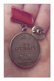 Орден "Крайсной Звезы", Медали:"За Отвагу"," За боевые Заслуги"," За особождение Кавказа","За победу над Германией"," 30 лет Победы Великой Отечественной Войне"