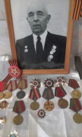 медаль "За оборону Киева", медалью "За победу над Германией  в Великой Отечественной войне  1941-1945гг."