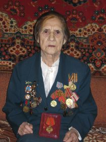 Награждена орденом ВОВ, медалями «За оборону Кавказа», «За отвагу», «За победу над Германией» и другими памятными наградами
