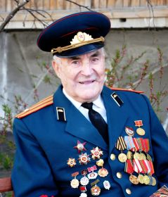 Награждён орденом Красного знамени, орденом Красной звезды, орденом Отечественной войны I степени, орденом Отечественной войны II степени и медалями.