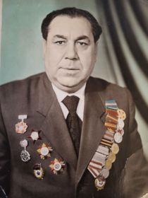 Орден Красного Знамени, Орден Красной Звезды, Орден Отечественной войны 2 степени(2 штуки), Медаль "За оборону Кавказа".(А также еще 3 Ордена и 7 Медалей)) "
