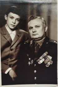 награжден Орденом Красной Звезды. Также имеет награды “За боевые заслуги”, “За оборону Москвы”, медаль “За победу над Германией в Великой Отечественной